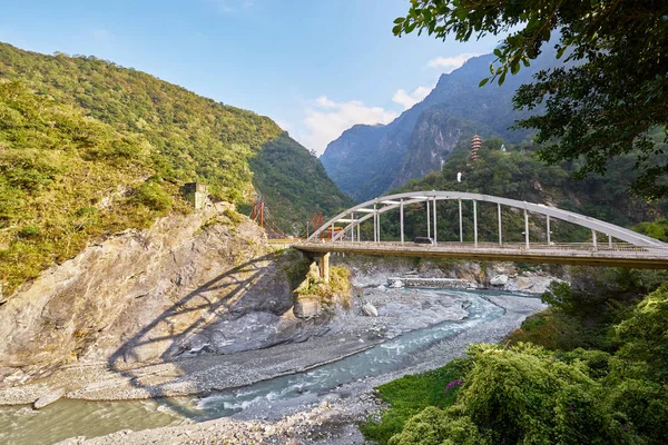 Tianfeng pagoda Tianxiang köprü ile rekreasyon alanı Taroko ulusal parkında Hualien city, Tayvan ile güzel manzara.