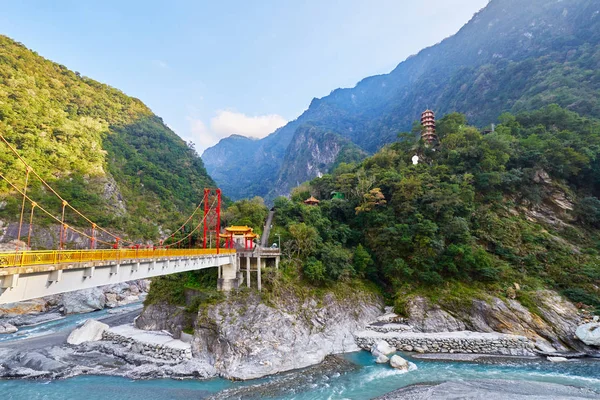 Tianfeng pagoda Pudu köprü ile Tianxiang rekreasyon alanı Taroko ulusal parkında Hualien city, Tayvan ile güzel manzara.