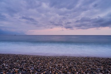 Güzel manzara ile yayılan taş okyanusun sahilinde Hualien City, Tayvan Qixingtan plaj rekreasyon alanı kaplı.