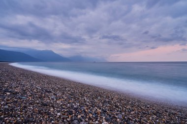 Güzel manzara ile yayılan taş okyanusun sahilinde Hualien City, Tayvan Qixingtan plaj rekreasyon alanı kaplı.