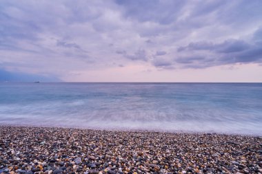 Güzel manzara ile yayılan taş okyanusun sahilinde Hualien City, Tayvan Qixingtan plaj rekreasyon alanı kaplı.