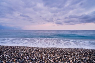 Güzel manzara ile yayılan taş okyanusun sahilinde Hualien City, Tayvan Qixingtan plaj rekreasyon alanı kaplı.