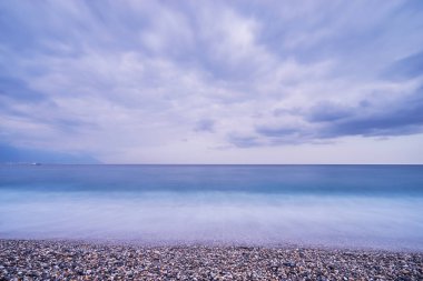 Güzel manzara ile yayılan taş okyanusun sahilinde Hualien City, Tayvan Qixingtan plaj rekreasyon alanı kaplı.