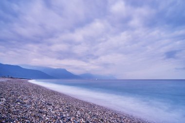 Güzel manzara ile yayılan taş okyanusun sahilinde Hualien City, Tayvan Qixingtan plaj rekreasyon alanı kaplı.