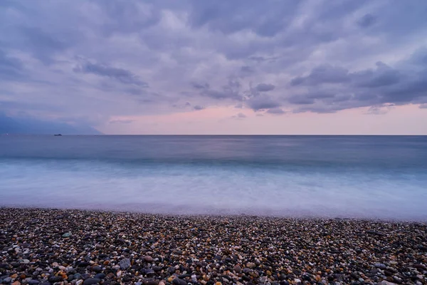 Güzel manzara ile yayılan taş okyanusun sahilinde Hualien City, Tayvan Qixingtan plaj rekreasyon alanı kaplı.