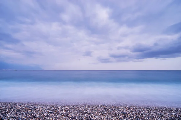 Güzel manzara ile yayılan taş okyanusun sahilinde Hualien City, Tayvan Qixingtan plaj rekreasyon alanı kaplı.