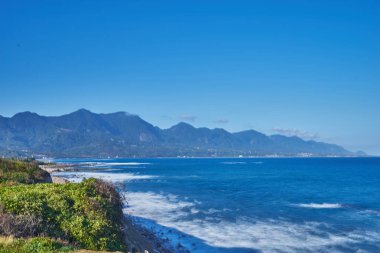 Meltem ve gökyüzünde Taitung city, Tayvan ile dalgalar tarafından Jialulan kayalık Beach güzel bakış birleştirmek.