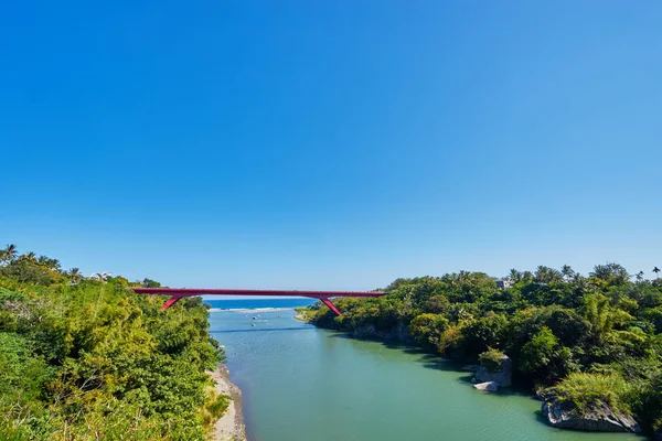 Yeni Donghe ya da Tungho kırmızı güzel doğal manzaralı Donghe, Tayvan Taitung şehir doğu kıyısında çarpıcı okyanus sahne ile köprü.