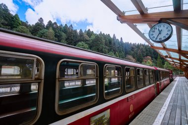 Alishan, Tayvan, 6 Aralık 2018: Alishan orman tren istasyonundan tren alishan chaoping istasyonuna gitmek için platfrom, Tayvan.