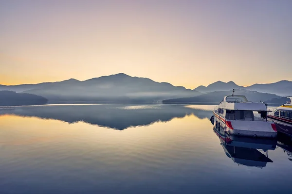 Çevreleyen dağlar ile Sun Moon Gölü güzel gündoğumu manzaraları Yuchi, Tayvan Nantou bu yayılan gölde vurgulamak vardır.