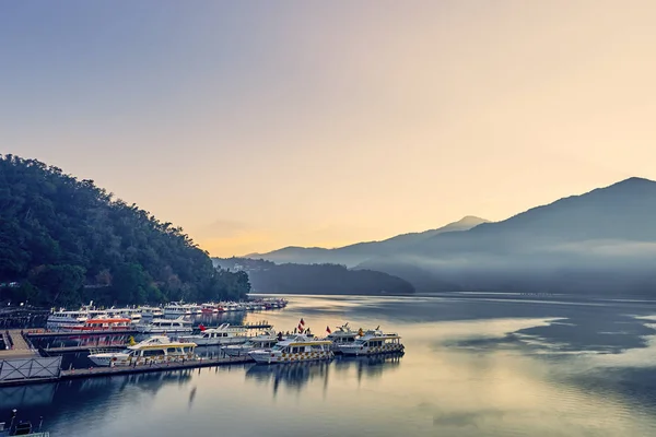 台湾南投 2018年12月8日 日月潭与周围群山美丽的日出美景是台湾南投玉池这个广阔的湖中的亮点 图库图片