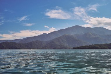 Çevreleyen dağlar ile Güneş Ay Gölü güzel doğa manzaraları Yuchi, Tayvan Nantou bu yayılan gölde vurgulamak vardır.