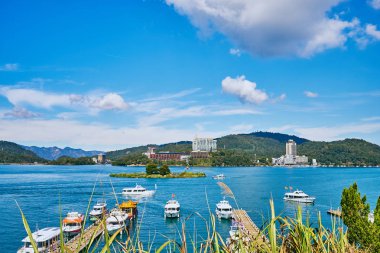 Nantou, Tayvan - 8 Aralık 2018: Teknedeki turist, Tayvan'ın Nantou'sundaki Yuchi'deki bu yayılan gölün en önemli özelliğidir..