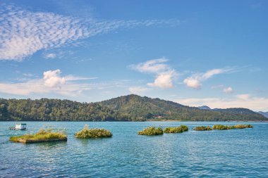 Çevreleyen dağlar ile Güneş Ay Gölü güzel doğa manzaraları Yuchi, Tayvan Nantou bu yayılan gölde vurgulamak vardır.
