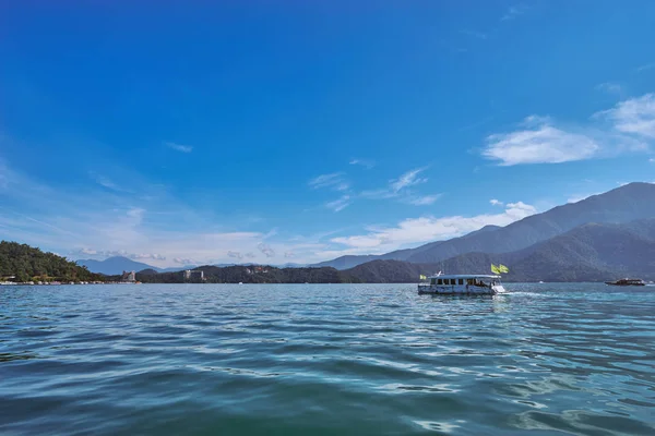 Nantou, Tayvan - 8 Aralık 2018: Teknedeki turist, Tayvan'ın Nantou'sundaki Yuchi'deki bu yayılan gölün en önemli özelliğidir..