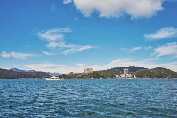 Nantou, Tayvan - 8 Aralık 2018: Teknedeki turist, Tayvan'ın Nantou'sundaki Yuchi'deki bu yayılan gölün en önemli özelliğidir..