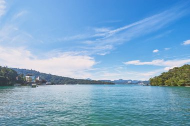 Çevreleyen dağlar ile Güneş Ay Gölü güzel doğa manzaraları Yuchi, Tayvan Nantou bu yayılan gölde vurgulamak vardır.