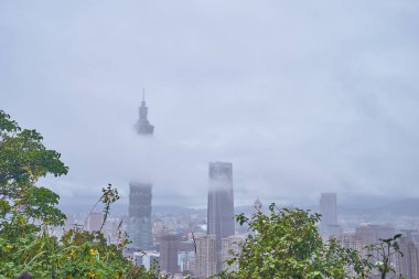 Taipei, Tayvan, 10 Aralık 2018: Taipei, Tayvan'daki Xiangshan tepesinden bir manzaraya sahip en yüksek Taipei 101 binasını kaplayan bir sis.