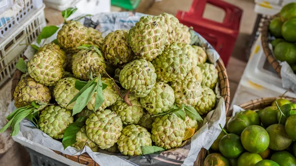 Gyümölcsök a piacon. Annona squamosa vagyok. cukoralma vagy narancsos édesítőszer Vietnamban. Trópusi gyümölcs. Szüret és kereskedelem fogalma. — Stock Fotó