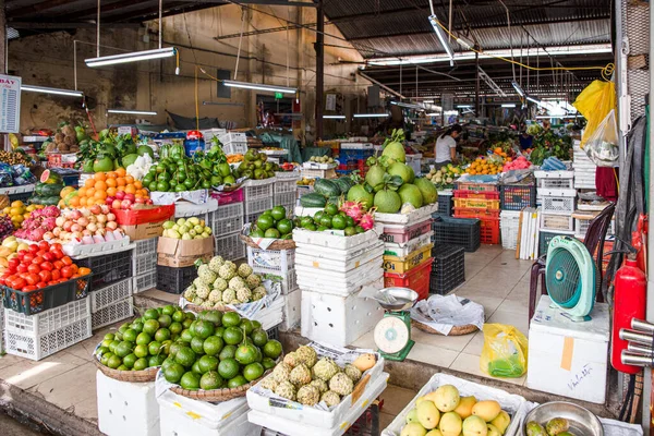 Da Nang, Közép-Vietnam Vietnam - Október 20,2018: Friss egzotikus gyümölcsök eladó a helyi piacon. — Stock Fotó