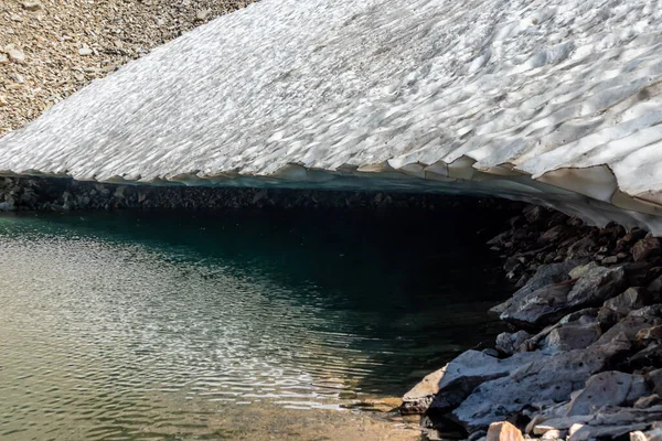 Lago Glaciale Ghiaccio Fondente Ghiacciaio Rocce Estate Parzialmente Congelato Scena — Foto Stock