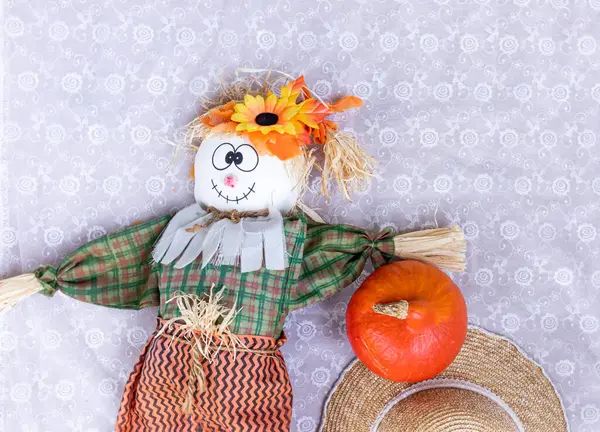 Cadılar Bayramı ve Şükran Günü 'nü kutlamak için korkuluk, balkabağı ve şapka. Hasat ve sonbahar konsepti.