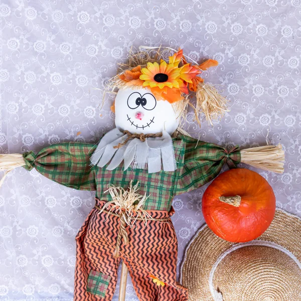 Cadılar Bayramı ve Şükran Günü 'nü kutlamak için korkuluk, balkabağı ve şapka. Hasat ve sonbahar konsepti.