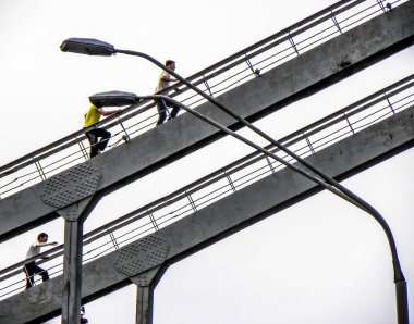 Ukrayna, Kiev 'deki Dnepr nehri üzerindeki yaya köprüsü.