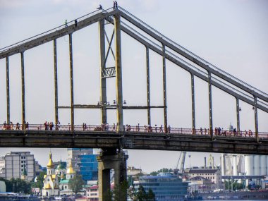 Ukrayna, Kiev 'deki Dnepr nehri üzerindeki yaya köprüsü.