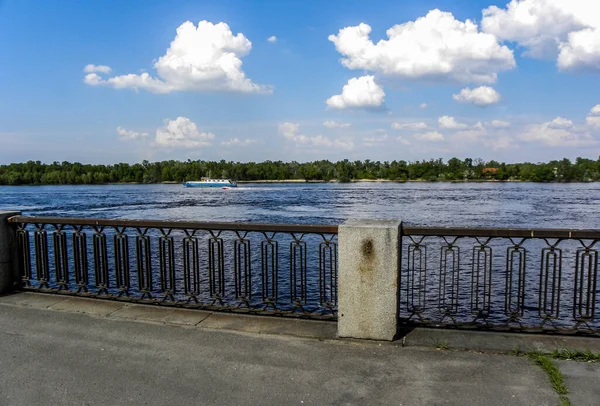 Ukrayna, Kiev 'deki Dnepr nehrinin kıyısında sahil yolu.