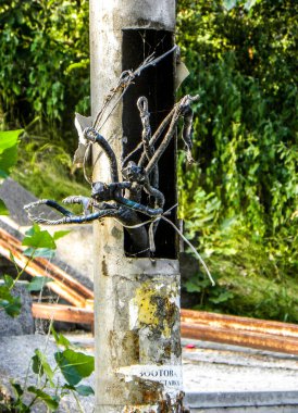 Ukrayna, Kiev 'de lamba direğinde güvensiz elektrik kabloları