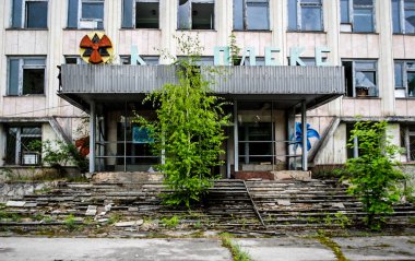 Terk edilmiş şehir Pripyat 'taki belediye binası Çernobil bölgesinde. 1986 'da patlayan santralden sadece 3 km uzakta 50 bin nüfuslu bir şehir..