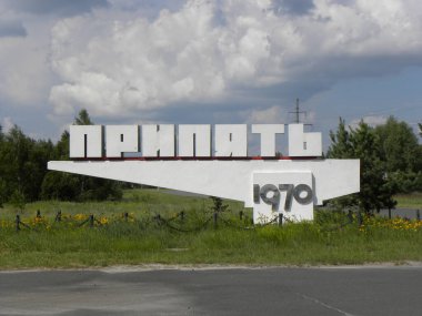 Ukrayna 'nın Çernobil bölgesinde Pripyat şehrine yaklaşırken imzala