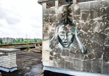 Eski Sovyetler Birliği üyesi Ukrayna 'daki patlamış nükleer santralin yakınındaki Pripyat şehrinin çatısında grafiti yapıldı..