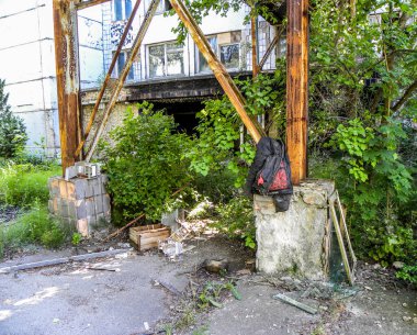 Elektronik Jüpiter Fabrikası. Sonunda 1996 'da Ukrayna' daki Çernobil nükleer santralindeki kazadan 10 yıl sonra kapatıldı. Dışarıdaki siyah ceket içeride rahatsız edilmekten hoşlanmayan suçlular olduğunu gösteriyor.