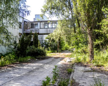 Elektronik Jüpiter Fabrikası. Ev elektroniği üretirdi ama aynı zamanda savaş endüstrisi için gizlenmiş elektronik aletler kullanırdı. 1996 'da, Ukrayna' daki Çernobil nükleer santralindeki kazadan 10 yıl sonra kapatıldı.