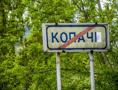 Eski Kopachi köyü Ukrayna 'daki Çernobil santraline yakın. Tüm köy kirliliği gizlemek için bir deney olarak toprakla kaplı.