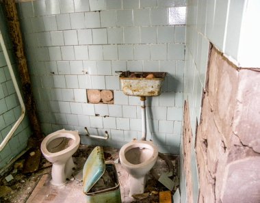 Ukrayna 'nın Çernobil bölgesindeki Pripyat' ın merkezindeki Polissya Oteli 'nde misafir tuvaleti.