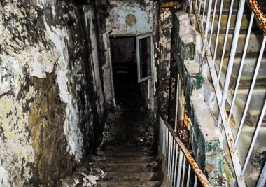 Çernobil bölgesindeki Pripyat 'taki bodrum katına giriş.
