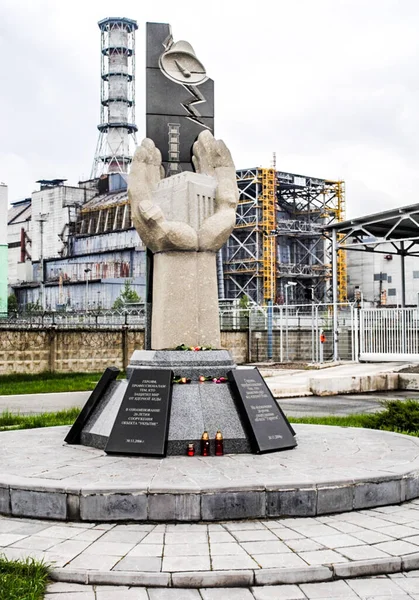 Denkmal Vor Dem Sarkophag Über Reaktor Explodierten Atomkraftwerk Tschernobyl Der — Stockfoto