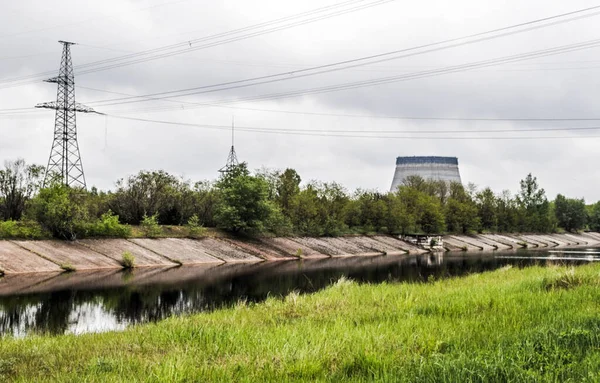 Kernkraftwerk Tschernobyl Der Ukraine Kühlwasserkanal Für Reaktor Vordergrund Hintergrund Kühlturm — Stockfoto
