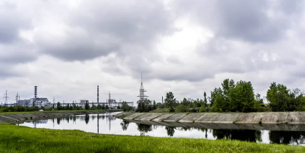 Kernkraftwerk Tschernobyl Der Ukraine Kühlwasserkanal Vordergrund — Stockfoto