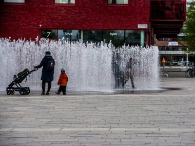 Meydanın ortasındaki çeşme de çocukları cezbediyor.