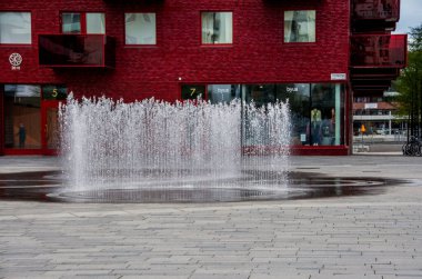Meydanın ortasındaki çeşme de çocukları cezbediyor.