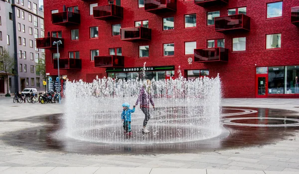 Fuente Centro Plaza Que También Atrae Los Niños — Foto de Stock