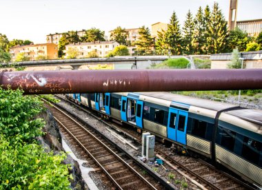 İsveç 'teki Stockholms metro sisteminde raydan çıkmış metro treni. Güneş ısısı nedeniyle korkuluk bükülmüş ve raydan çıkmış..