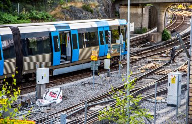 İsveç 'teki Stockholms metro sisteminde raydan çıkmış metro treni. Güneş ısısı nedeniyle korkuluk bükülmüş ve raydan çıkmış..