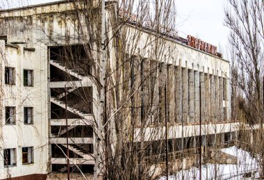 Ukrayna 'nın Çernobil bölgesindeki Pripyat şehri. Ana meydanda kültür merkezi.