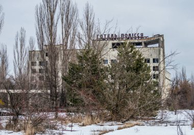 Ukrayna 'nın Çernobil bölgesindeki Pripyat şehri. Otel Polyssia ana meydanda..
