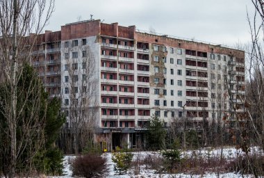 Ukrayna 'nın Çernobil bölgesindeki Pripyat şehri. Lenin Bulvarı 'nda ev inşaatı..